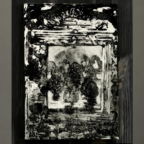 (F025) "Okno weneckie z widokiem na drzewa"
